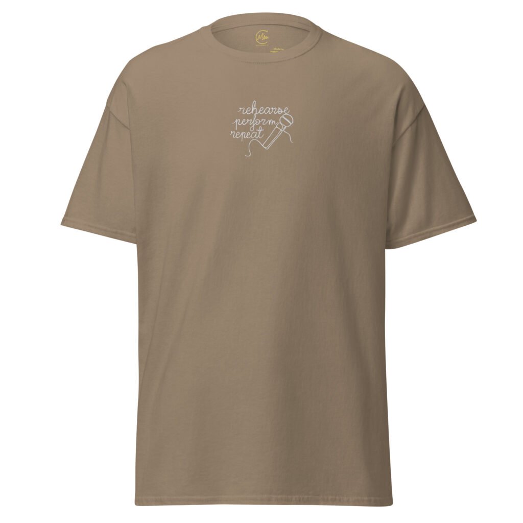 Camiseta de manga corta ‘Rehearse, Perform, Repeat’ (Bordado en hilo blanco)
